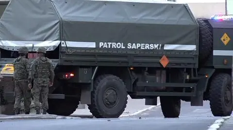 Saperzy będą podejmować półtonową bombę (zdjęcie ilustracyjne)