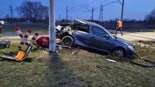 Lokomotywa składu uderzyła w tył auta spychając je z torowiska