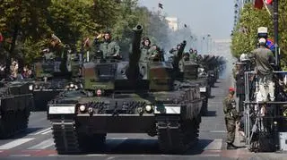 Defilada pojazdów wojskowych na ulicach