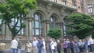 Kolejka przed Narodowym Bankiem Polskim