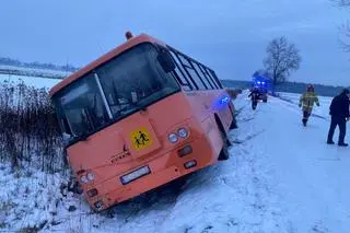 Autobus zjechał do rowu pomiędzy Folwarkami i Niemstowem