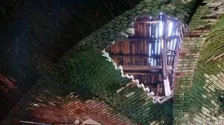 Runęła już część sklepień w dawnej stajni