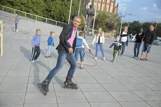 Robert Konieczny na rolkach podczas "Masowania grzbietu przełomów"
