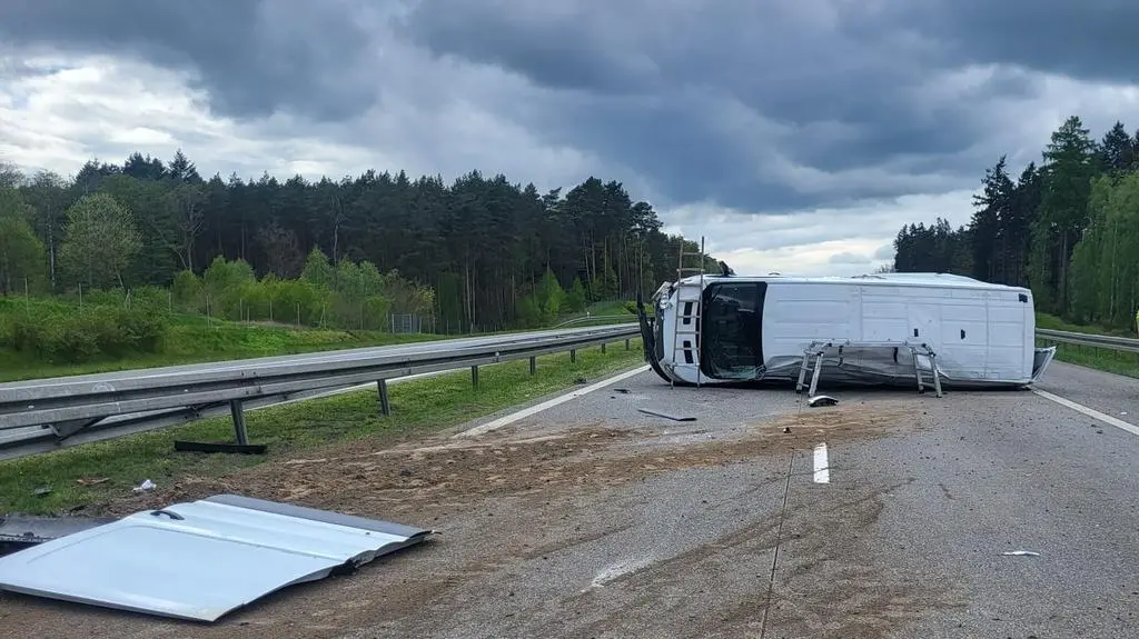 Bus przewrócił się na autostradzie A2