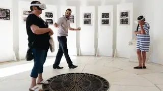 Zakładając gogle widzimy szkatułę królewską, która stała na środku pomieszczenia
