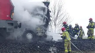 Po zderzeniu ciężarówka stanęła w płomieniach. Pożar gasili strażacy