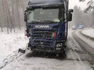 Samochód uderzył w jadącą z naprzeciwka ciężarówkę 