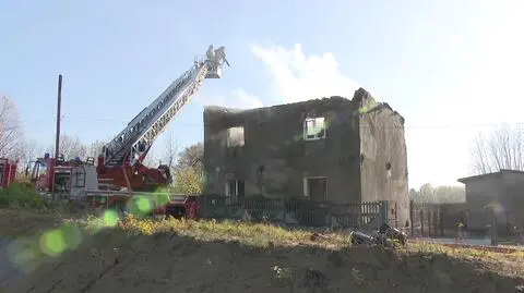 Strażacy przez okno wynieśli poszkodowanych w pożarze domu