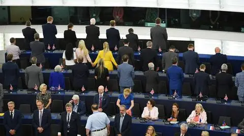 Członkowie Partii Brexitu tyłem podczas hymnu UE