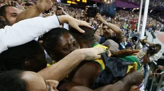 Bolt w objęciach fanów