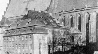 Zespół budynków klasztornych, w których miejscu stanął Monopol