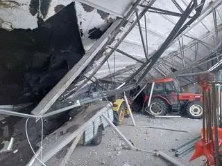 Zawalił się dach hali wartsztatowej