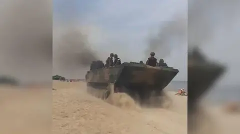 "Jeden nie widzi, drugi dyryguje: W lewo, w prawo! Uważaj, leżak!". Wojsko jedzie przez plażę