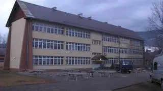 Halny uszkodził konstrukcję dachu szkoły