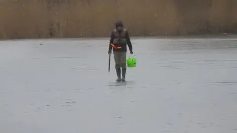 Pięć stopni na plusie, na lodzie woda i samotny wędkarz