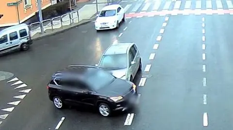 Nie zwrócił uwagi na czerwone światło, wjechał na skrzyżowanie i zderzył się z innym autem