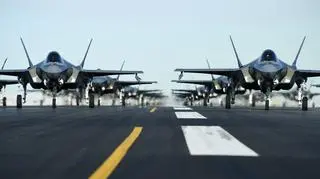 Pierwsze F-35 mają trafić do Polski w 2026 roku. Zdjęcie z "marszu słoni" w bazie Hill (Utah, styczeń 2019)
