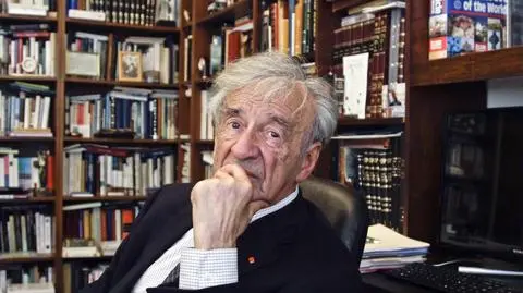 Wiesel i Wałęsa złożyli kwiaty pod Scianą Śmierci w Muzeum Auschwitz