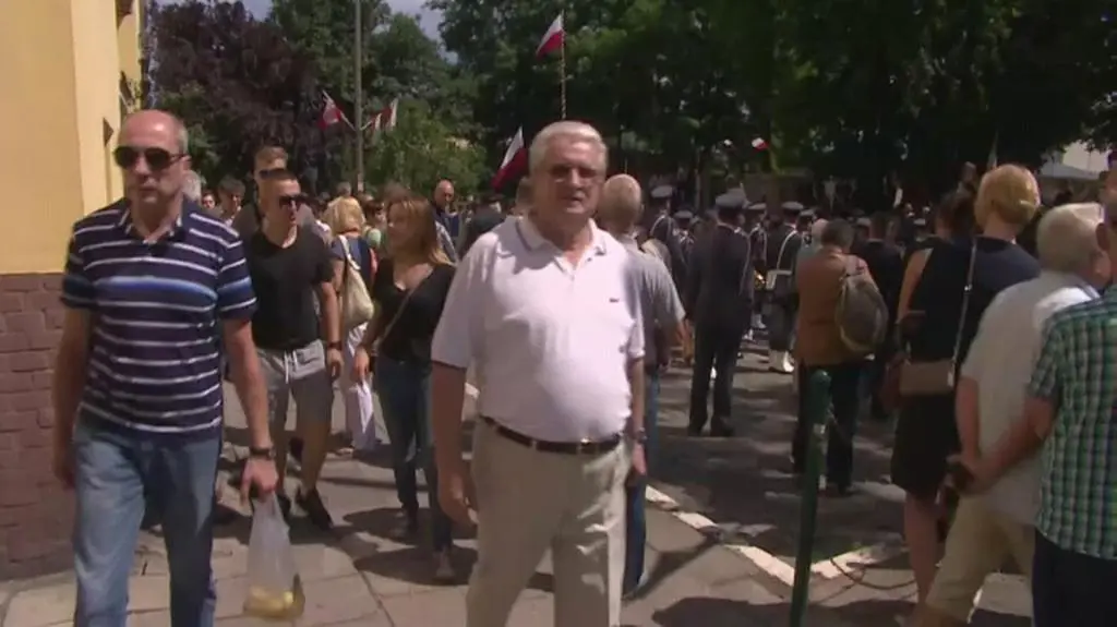 Ludzie opuszczali uroczystość po odczytaniu apelu smoleńskiego