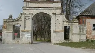 Do naszych czasów przetrwała też brama wjazdowa