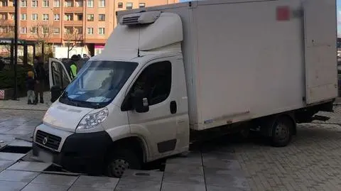 Przywieźli telewizor, wpadli do fontanny