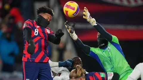 Mecz w ekstremalnych warunkach. Piłkarze z objawami hipotermii