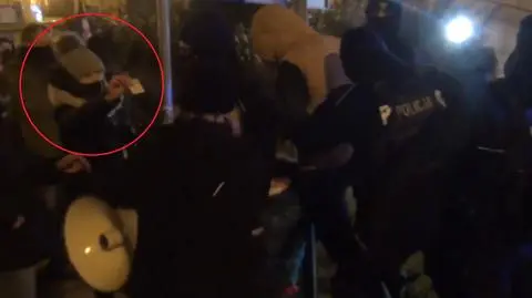 Posłanka twierdzi, że gdy interweniowała w czasie protestu, została "popchnięta i uderzona" przez policjanta