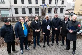 Wrocławscy urzędnicy przed budynkiem biura Parlamentu Europejskiego we Wrocławiu