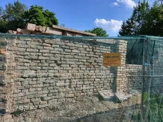 To tylko niewielki fragment ogrodzenia
