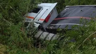 Prostki. Pijany kierowca ciężarówki wjechał do rowu