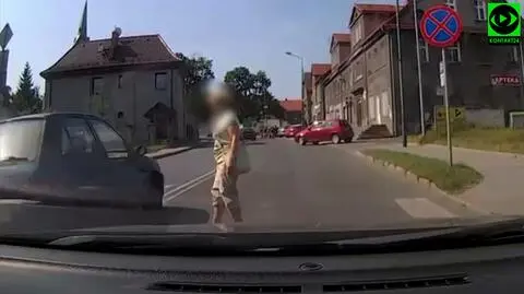 Zatrzymał się przed przejściem, by przepuścić pieszą. Inny kierowca niemal ją potrącił
