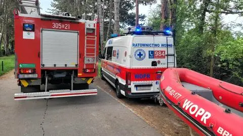 Człowiek w przydrożnym rowie
