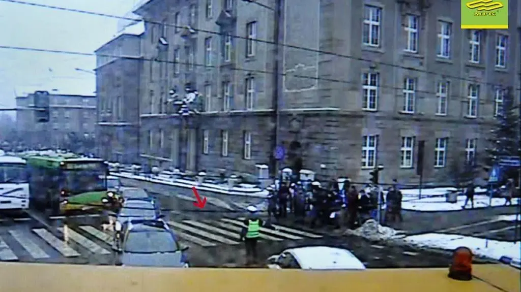 Sieć wisi półtora metra nad jezdnia