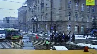 Sieć wisi półtora metra nad jezdnia