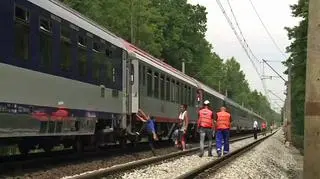 Od kilku godzin stoi w polu. Pasażerowie utknęli w pociągu IC