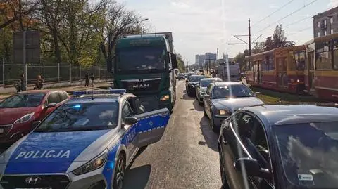 Noga za oknem, butelka po wódce w kabinie. Pijany kierowca zasnął w ciężarówce, zablokował ruch