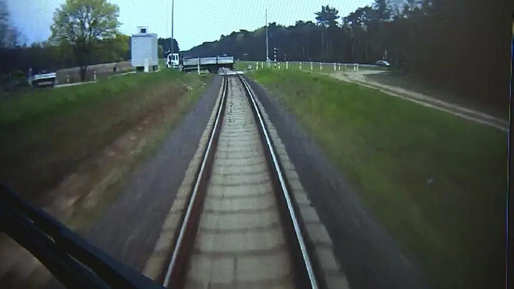 Szynobus uderza w ciężarówkę. Nagranie z monitoringu
