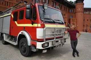 Pomysłodawca akcji Jakub Walkowiak z wozem strażackim