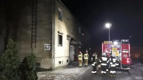 Strażacy wynieśli 84-latka z płonącego mieszkania. Nie udało się go uratować