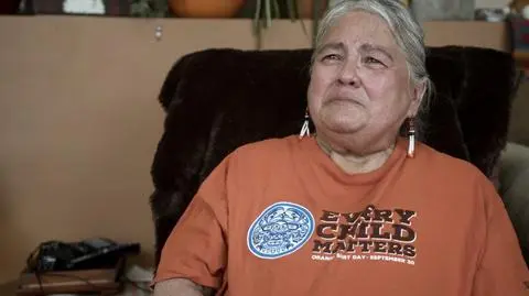 Matka chroniła ją przed druzgocącą prawdą. Gdy odkryto 215 grobów do Deb Crow dotarło, co ją spotkało