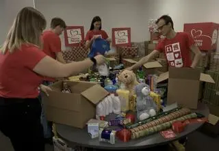 Szlachetna Paczka szuka wolontariuszy. Wystarczy tyle czasu, ile spędzamy przy serialu