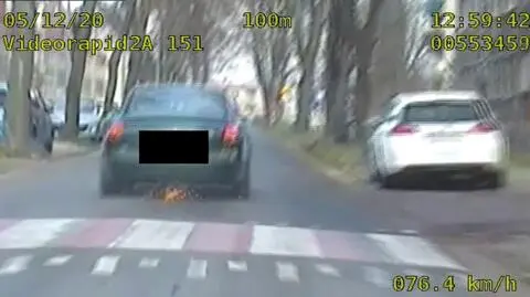 Ponad 30 wykroczeń podczas ucieczki. By go zatrzymać, musieli wybić szybę w aucie