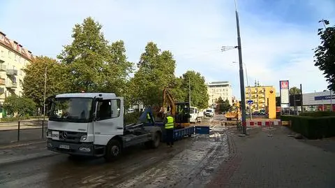 Po awarii wodociągu zalane ulica i podziemny parking