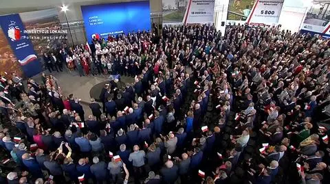 Prezes PiS zachwiał się przy schodzeniu ze sceny
