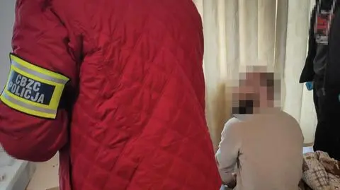 "Przejmował konta w portalach społecznościowych i wyłudzał kody płatnicze". Szukali go policjanci z 27 miast
