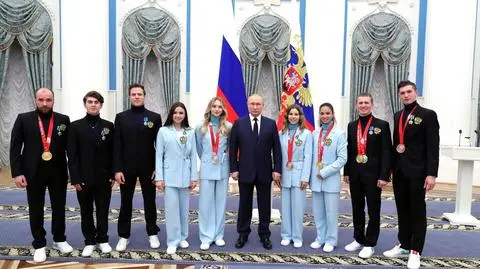 Władimir Putin w otoczeniu olimpijczyków z Pekinu