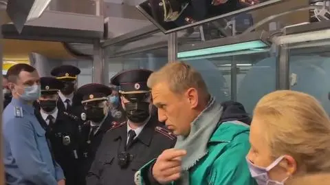 Oddzieliła go bramka, podeszli policjanci w maskach. Jak wyglądało zatrzymanie Nawalnego