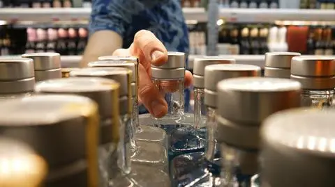 Kradł tyle butelek z alkoholem, że pracownicy ochrony zamknęli go w sklepie