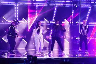 Sara James na scenie "America's Got Talent" z zespołem Black Eyed Peas