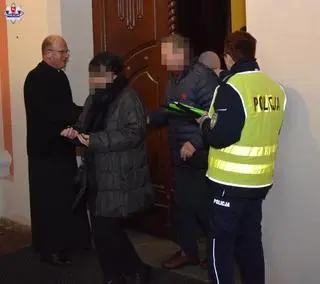 Policjanci z księdzem rozdawali odblaski